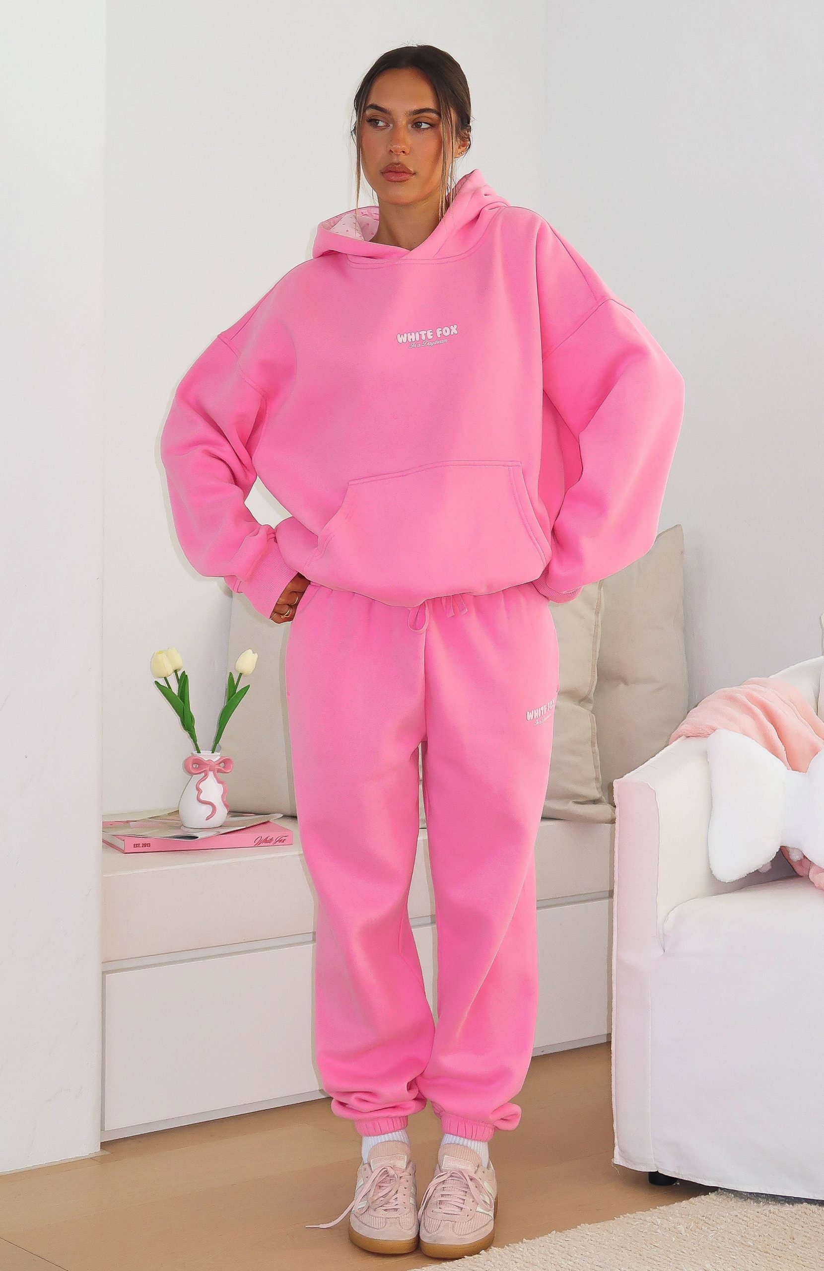 white-fox-daydreamers-nadia-oversized-hoodie-bubblegum-daydreamers-nadia-sweatpants-bubblegum.24.11.25.00