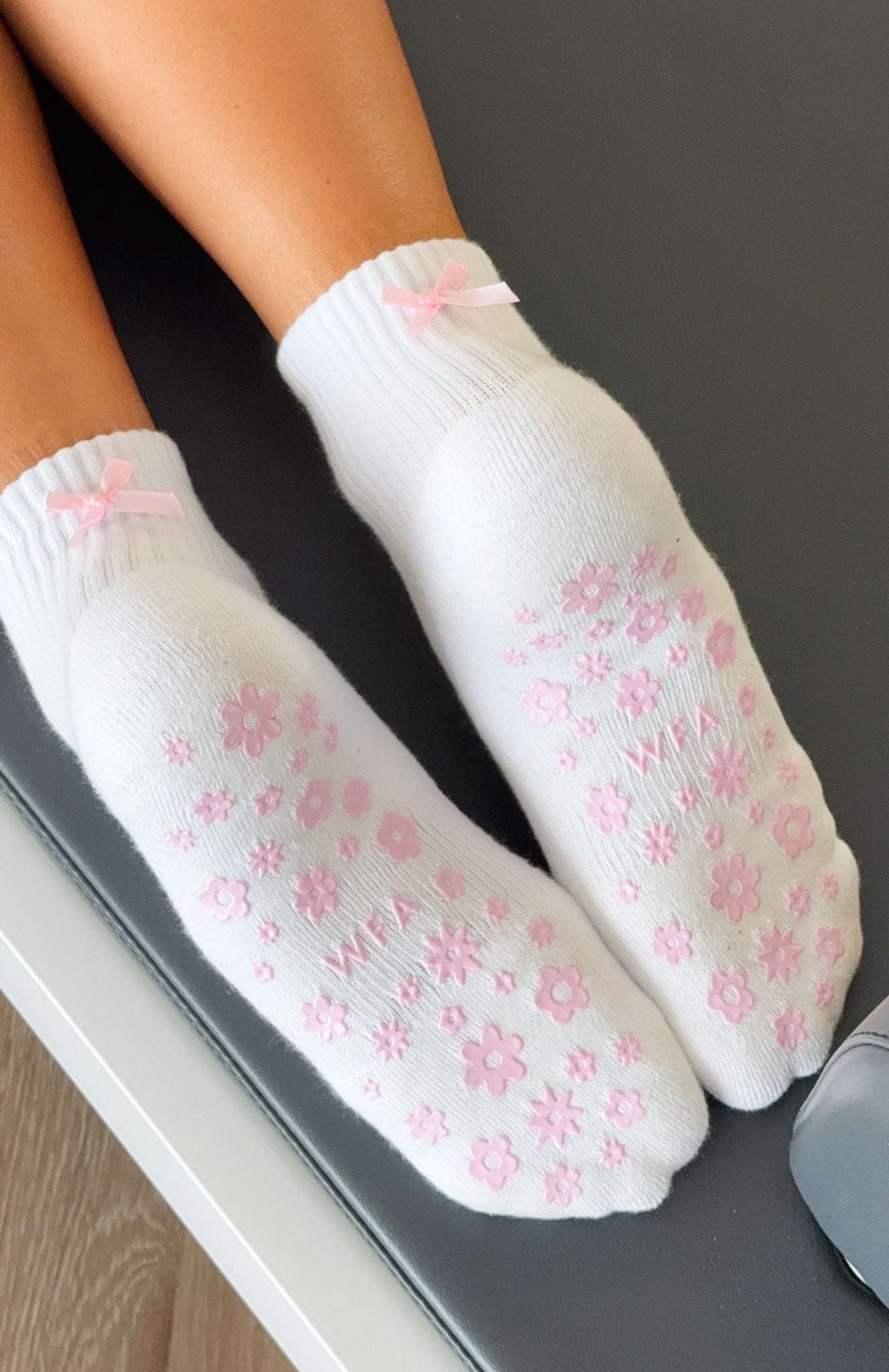 white-fox-flower-power-grip-socks-ballet-pink-23.1.26001