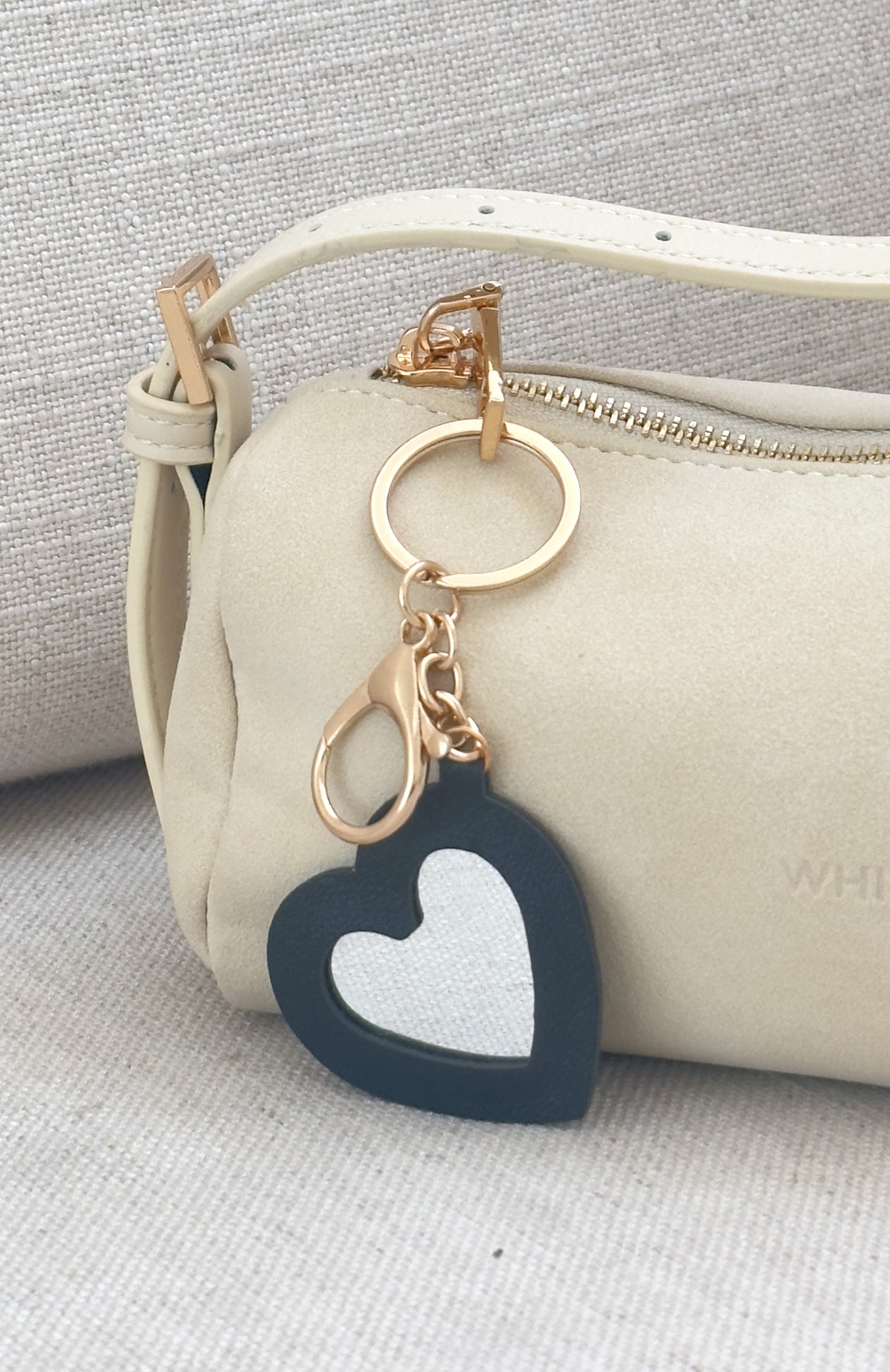 white-fox-haven-keychain-black-19.11.25-02